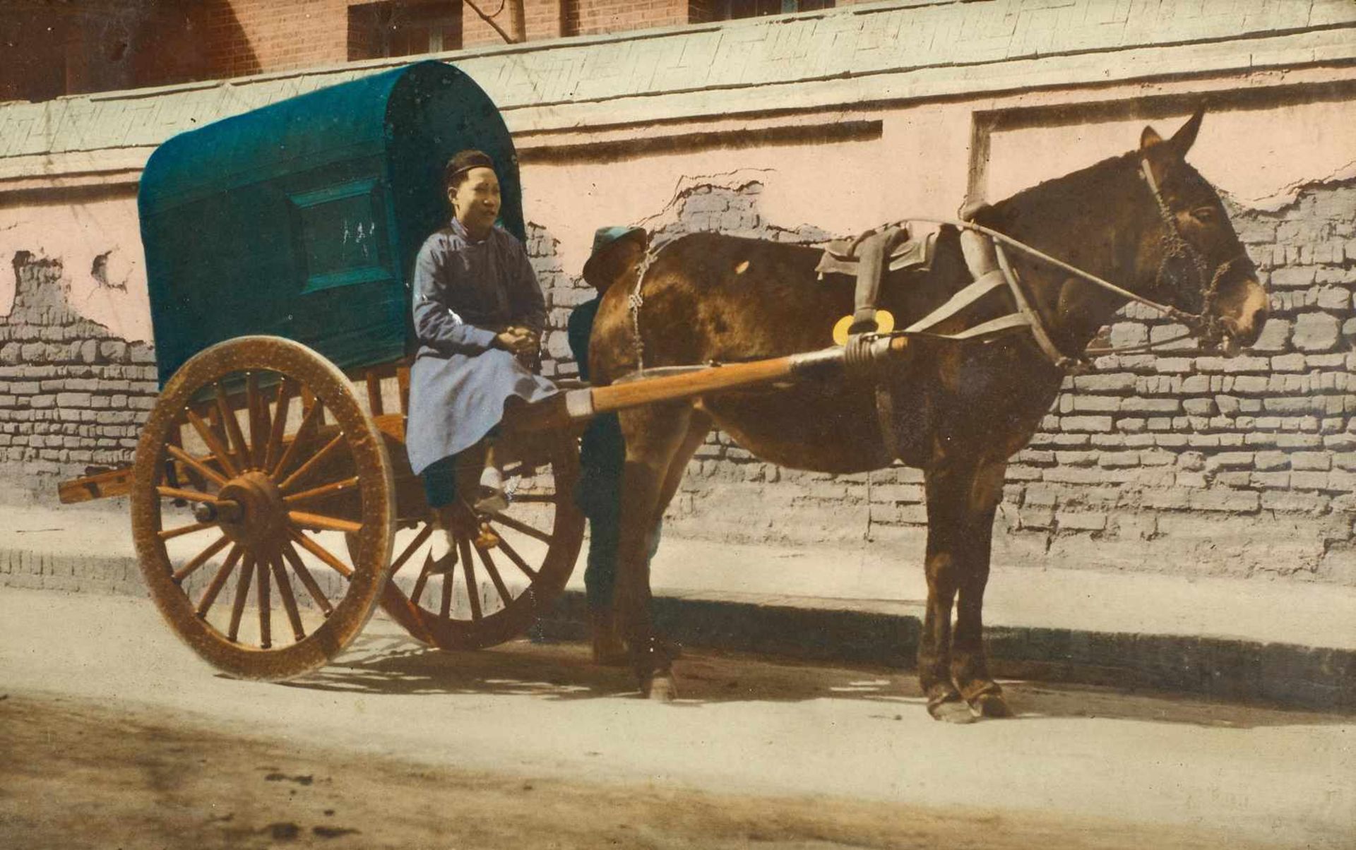 ALBUM MIT FOTOS DER PARADE ZUM KAISERGEBURTSTAG. China. Datiert 29. Januar 1917. Heft (25,5 x 19, - Bild 7 aus 11