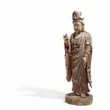 FAST LEBENSGROßE STEHENDE GUANYIN. China. Holz, geschnitzt mit Resten einer farbigen Fassung. Mit