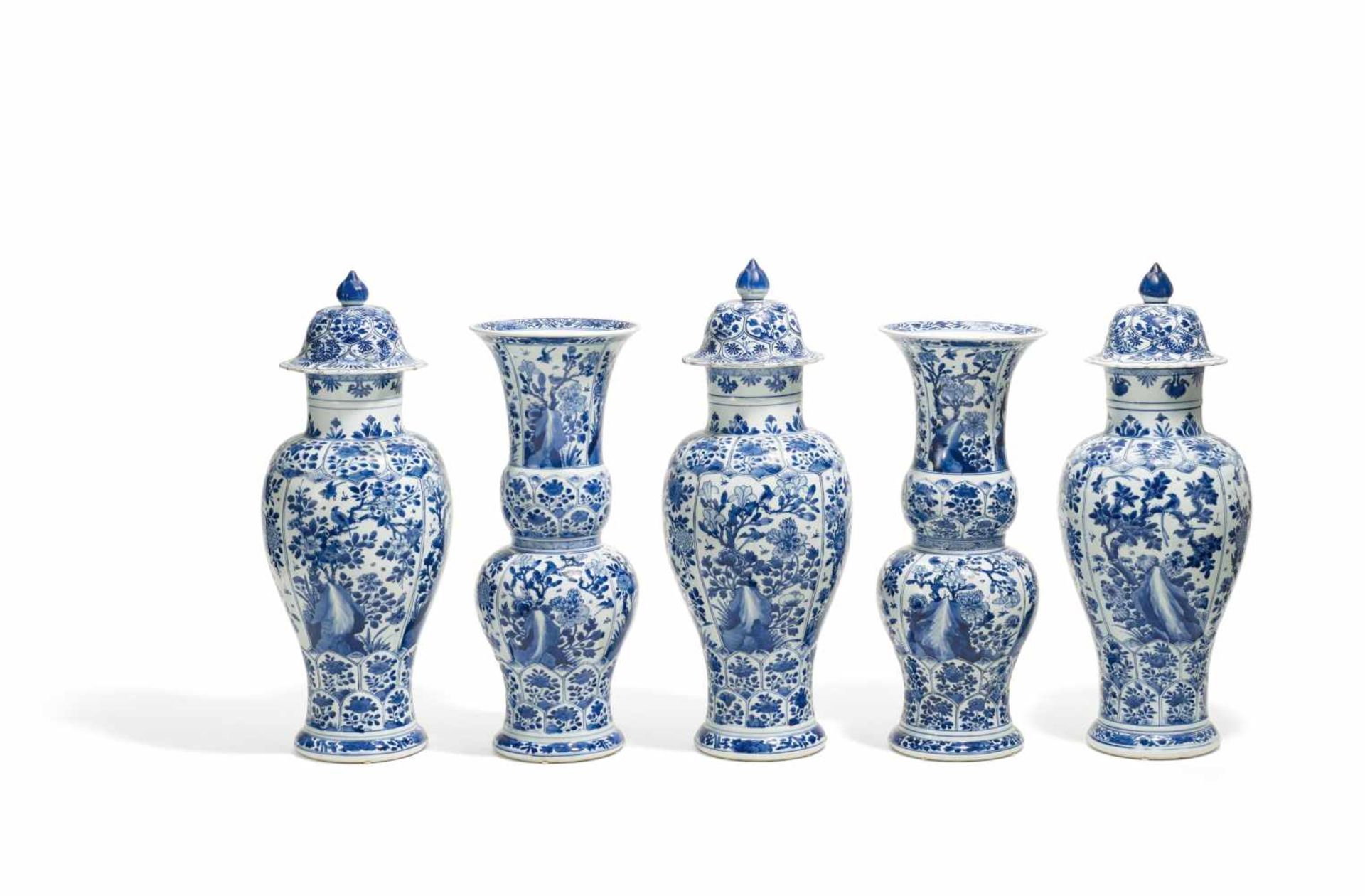 FÜNFTEILIGE BLAU-WEIßE VASEN-GARNITUR. China. Qing-Dynastie. Kangxi-Periode (1661-1722).