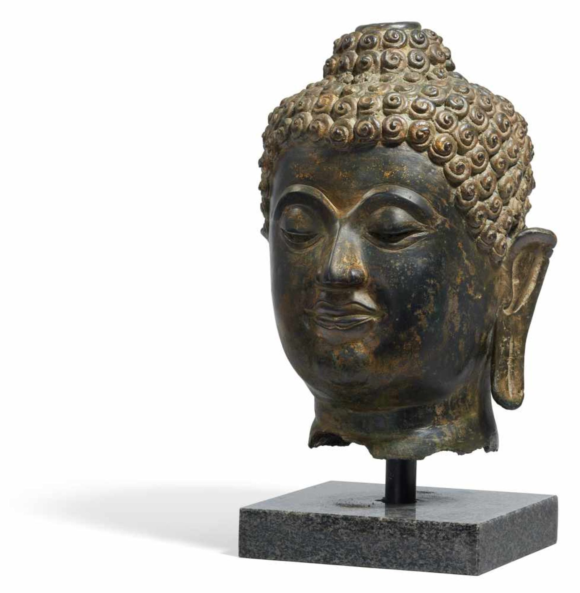 GROßER BUDDHAKOPF. Thailand. Chieng Seng-Stil. 15./16. Jh. Bronze mit dunkler Patina. Im