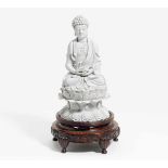 SITZENDER BUDDHA SHAKYAMUNI AUF LOTUSTHRON. China. Dehua. Blanc-de-Chine Porzellan. H.ca. 29cm.