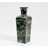 ECKIGE VASE MIT BLÜTEN DER VIER JAHRESZEITEN. China. Qing-Dynastie. 18. Jh. Porzellan, bemalt in den