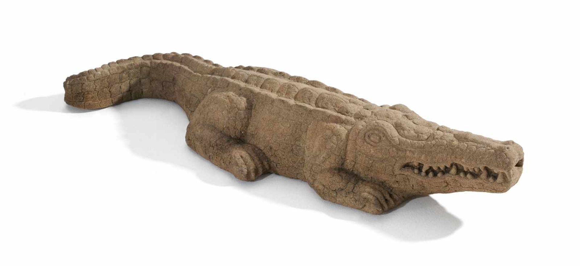 EXTREM SELTENE DARSTELLUNG EINES KROKODILS. Khmer. Bayon-Periode. 12. Jh. Sandstein. Das Krokodil