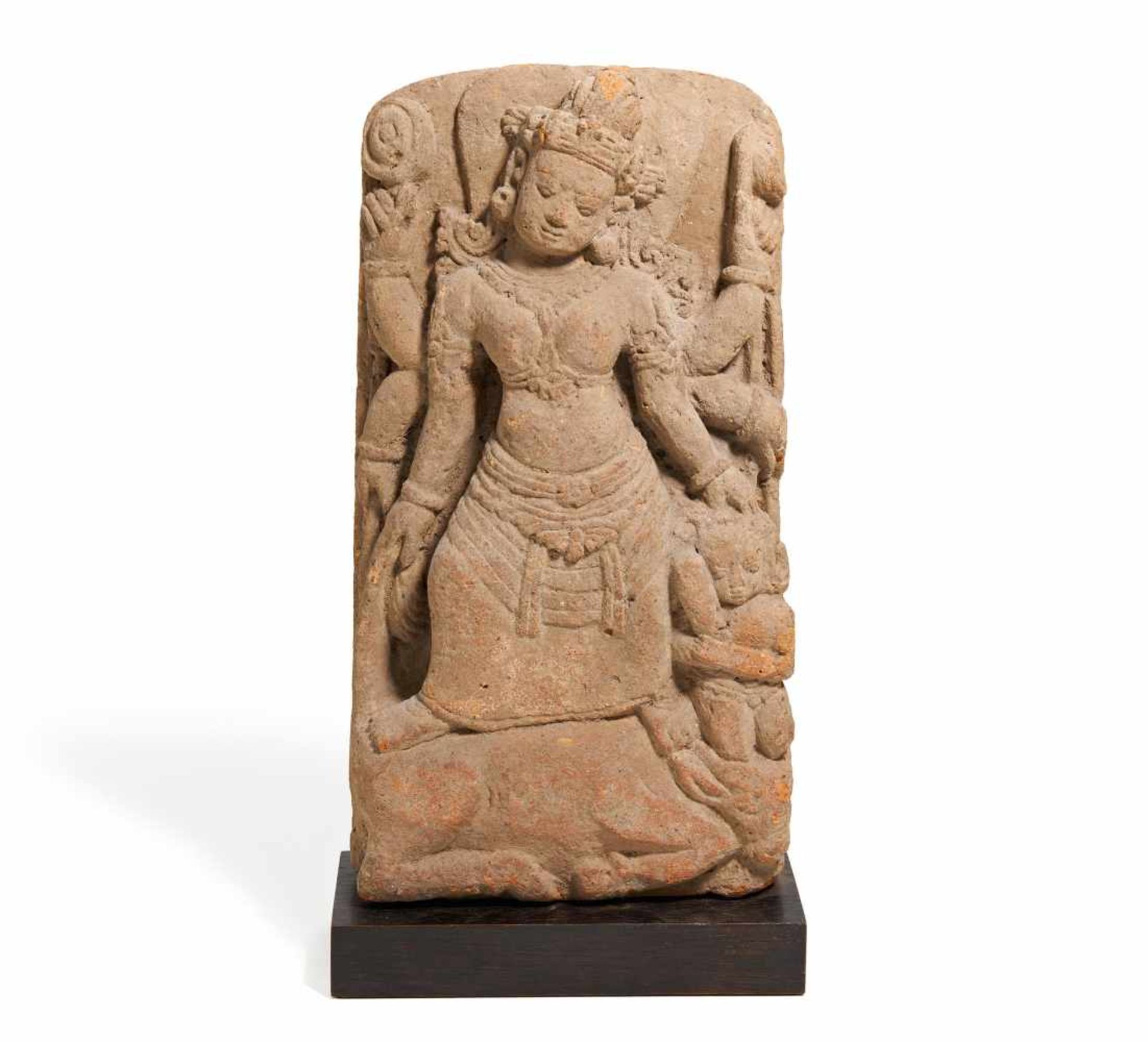 SECHSARAMIGE DURGA ALS BEZWINGERIN DES BÜFFELDÄMONS MAHISHA. Indonesien. Ost-Java. Majapahit-