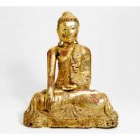 SITZENDER BUDDHA. Burma/Myanmar. Mandalay-Zeit (1853-1948). Holz mit Lackvergoldung und Spiegelchen.