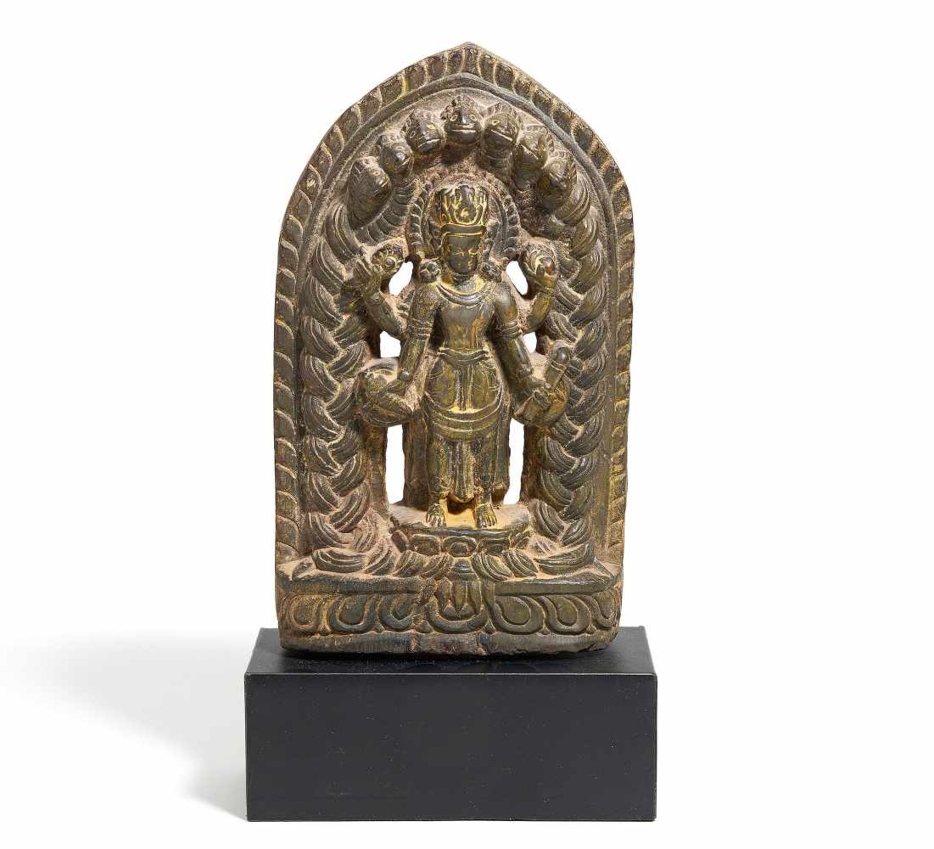 STELE DES VIERARMIGEN SHIVA MIT EINEM BALDACHIN VON NAGA-KÖPFEN. Nepal. Ca. 17. Jh. Schiefer mit