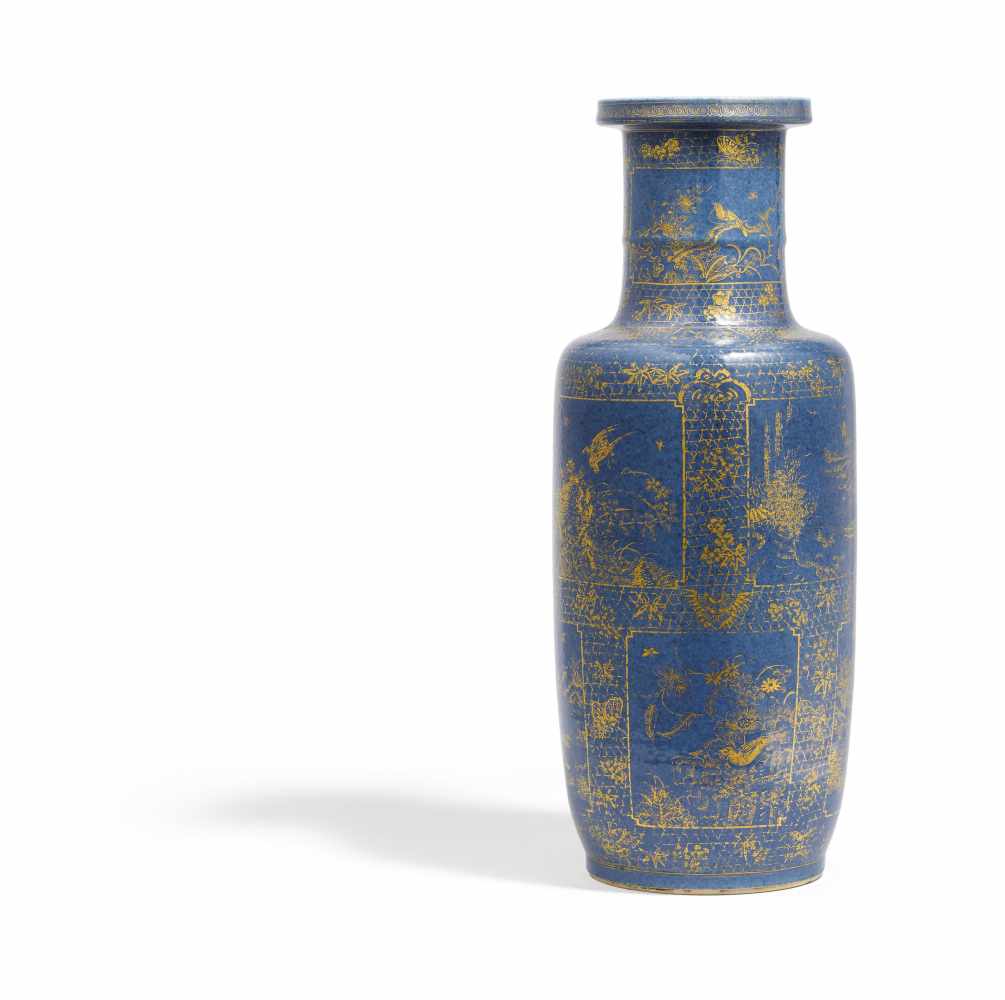 ROULEAU-VASE MIT LANDSCHAFTEN UND BLUMEN. China. 19./20. Jh. Porzellan mit puderblauer Glasur und