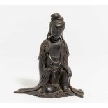 SITZENDE GUANYIN MIT RUYI-SZEPTER. China. Qing-Dynastie. Bronze mit schwarzer Lackpatina und