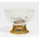 PORCELAIN BOWL ON MOUNTED ROCAILLE FOOT. Meissen. 18th century. Porcelain, decorated in colours