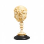 IVORY MEMENTO MORI HEAD. Germany. Wohl 19.Jh. Elfenbein geschnitzt. Holzplinthe. Kopf mit drei