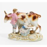 PORCELAIN ENSEMBLE OF GIRL AND BOY MILKING A COW. Meissen. Vor 1924. Modeoll J.D. Schöne, 1825.