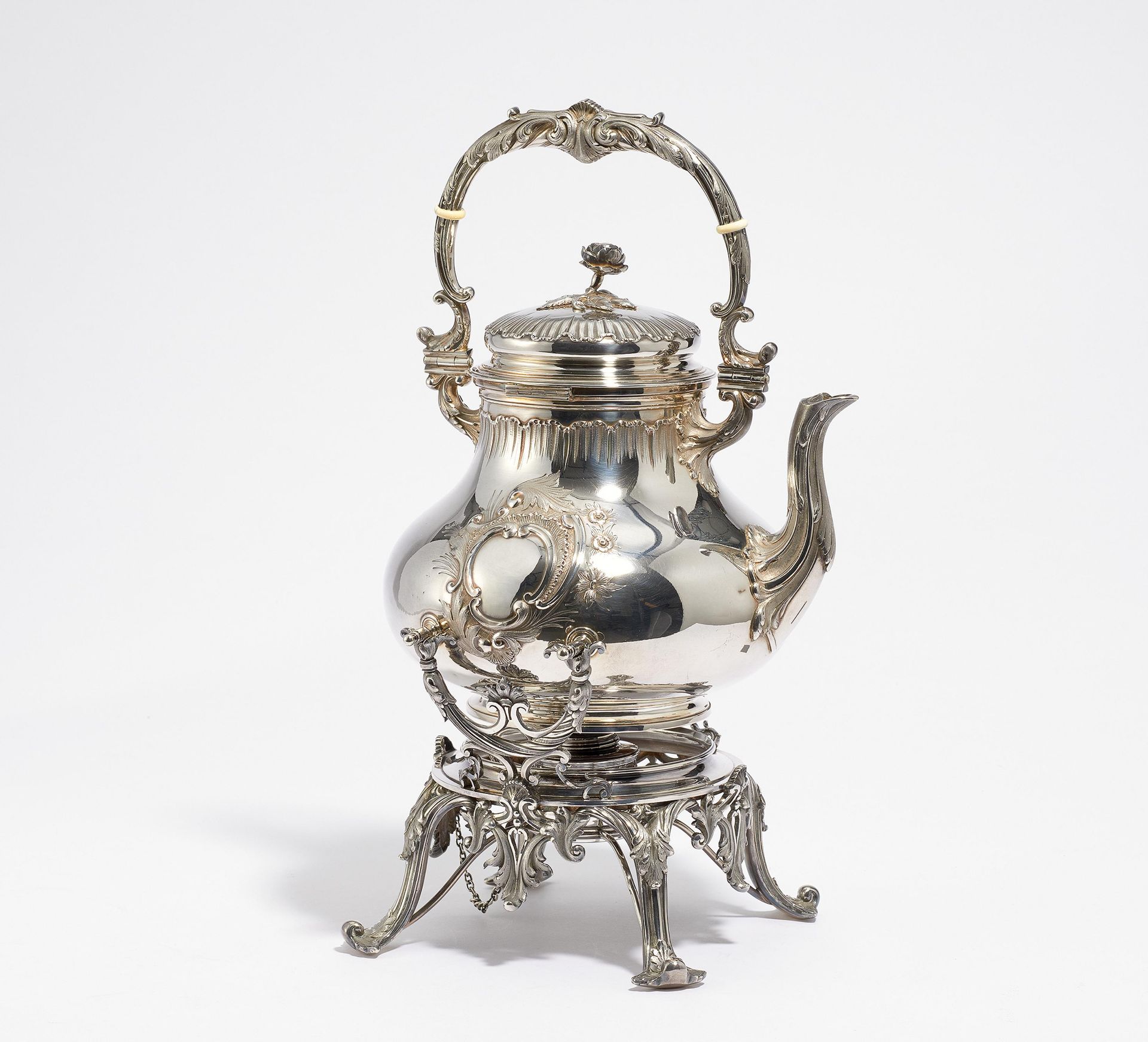 MAGNIFICENT SILVER TEAPOT ON RECHAUD. Paris. Ca. 1900. Silver. Solidly worked rechaud with