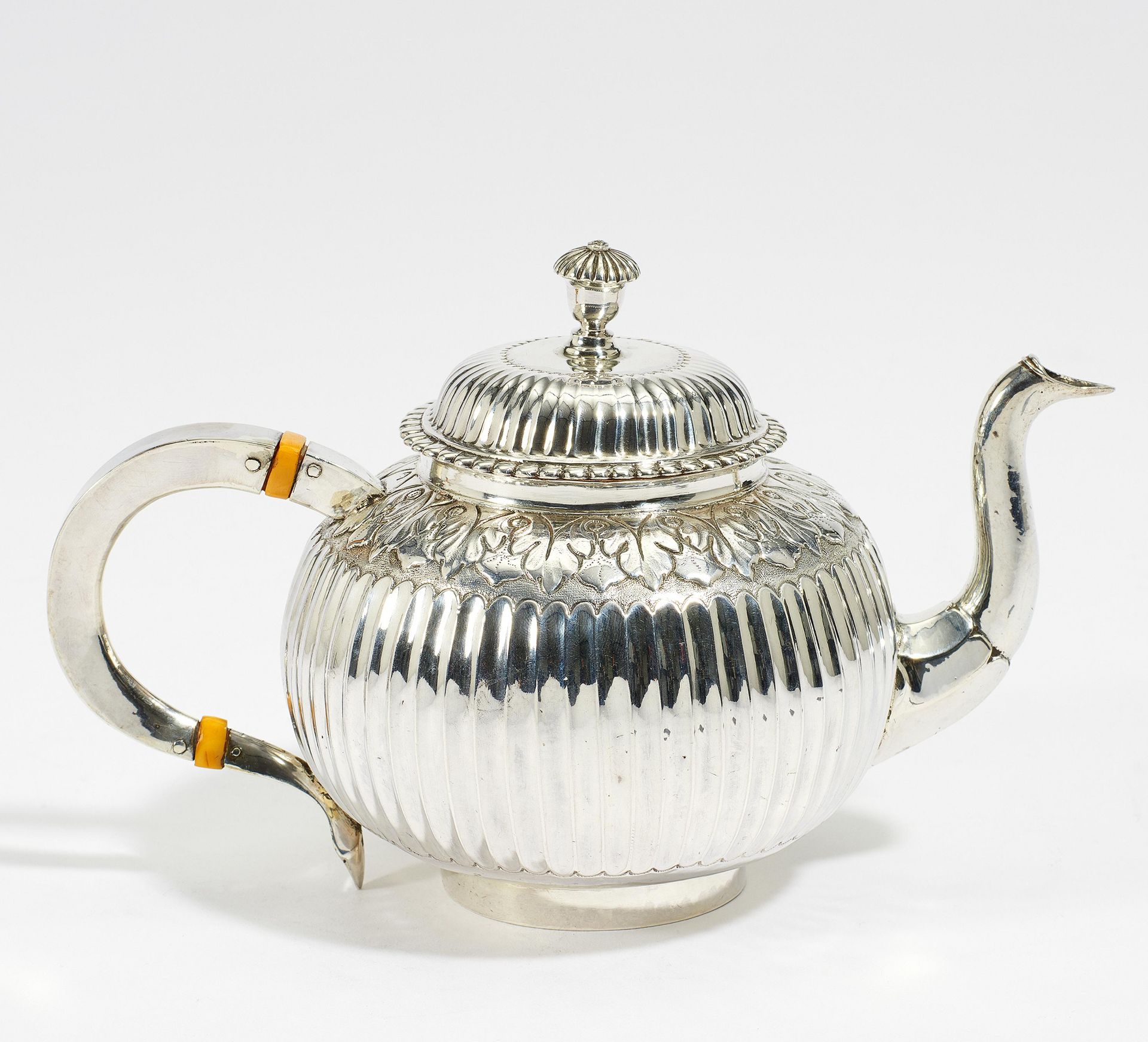 SMALL SILVER TEAPOT WITH FLUTING DECOR. Probably 18th century. Silver. Ca. 276g. Height 11,5cm.