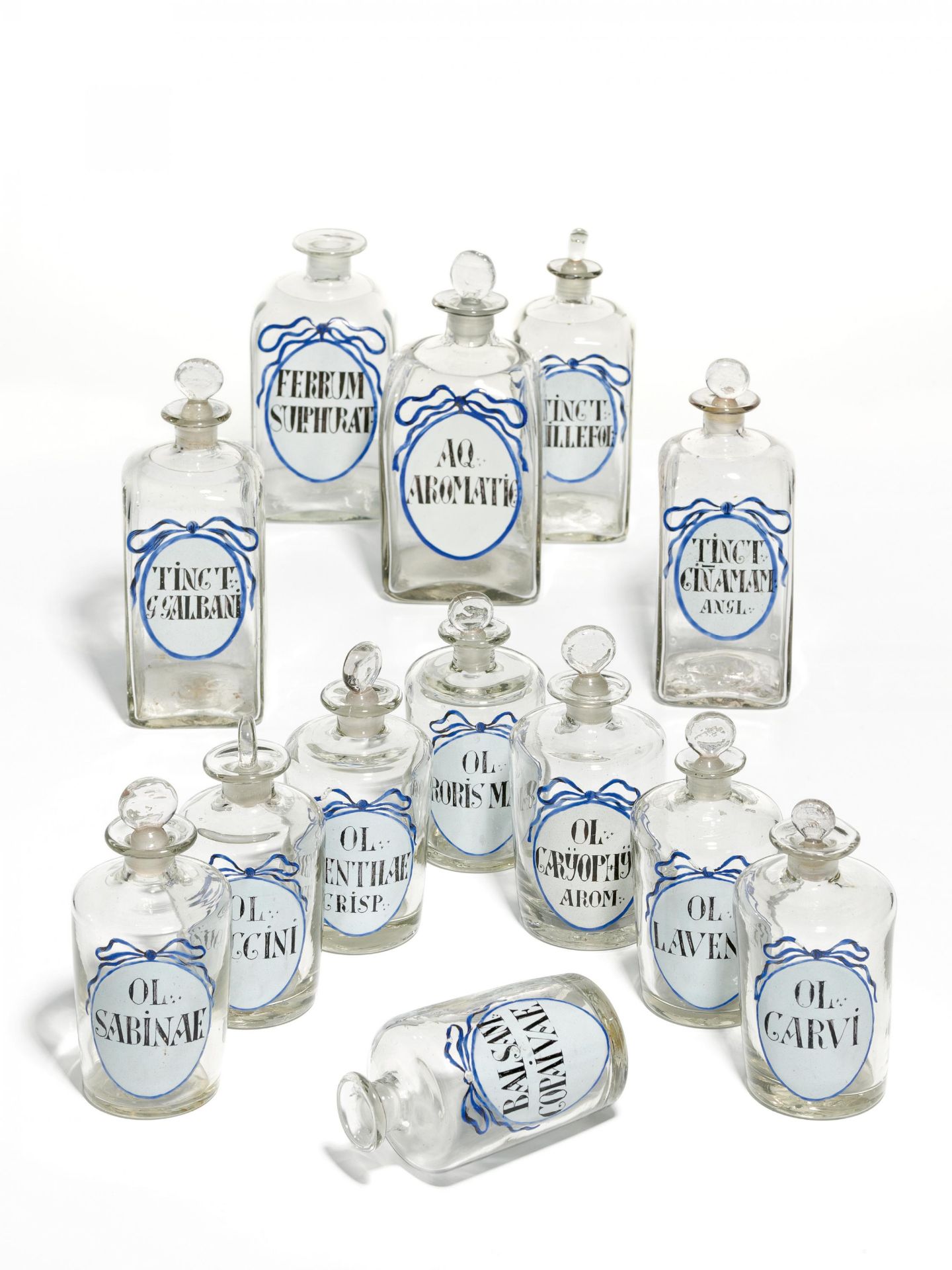 25 GLASS PHARMACY BOTTLES WITH BLUE RIBBONS. Germany. Ende 18.Jh. Farbloses, tlw. leicht grau-