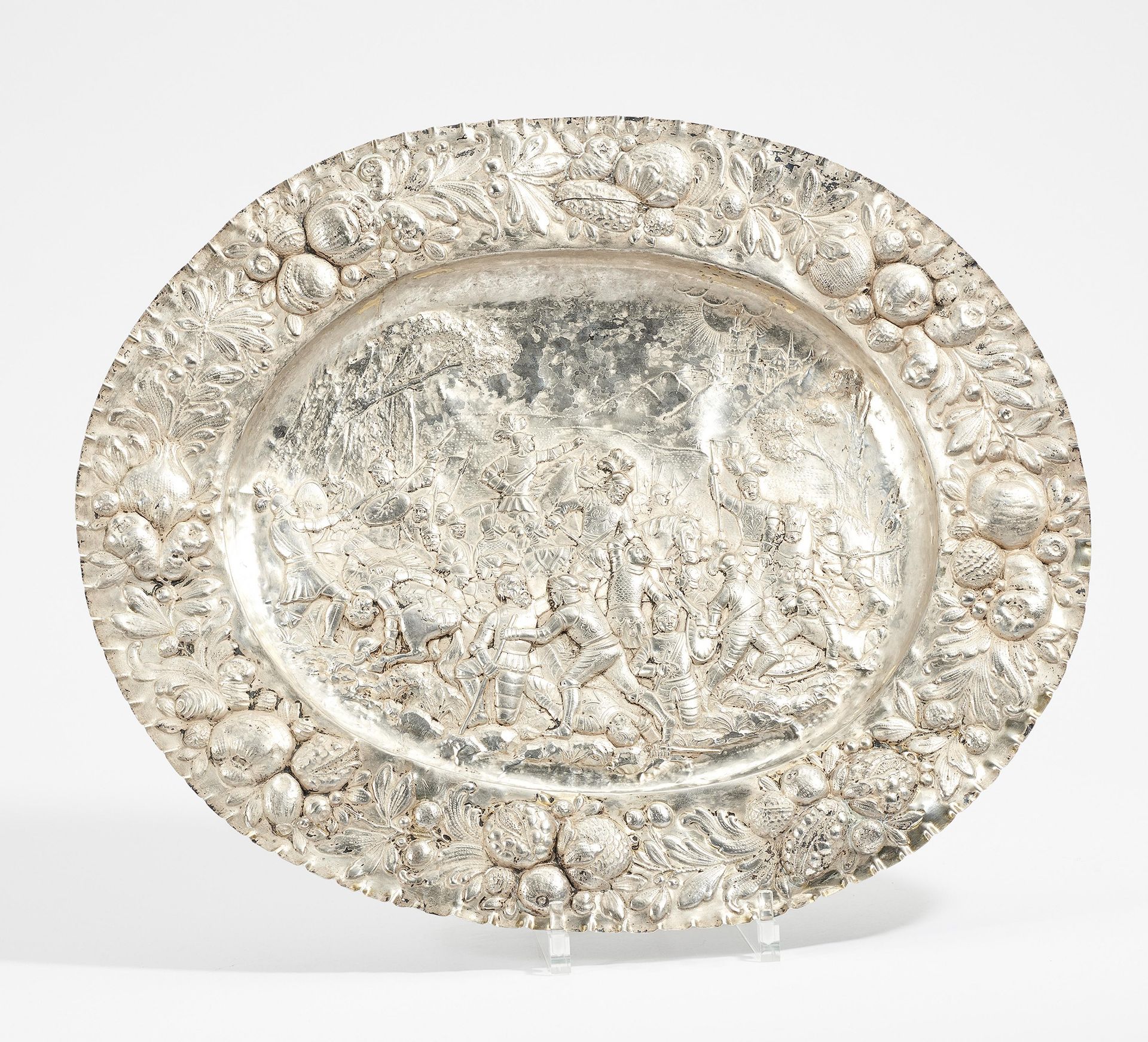 LARGE HISTORISTIC SILVER DISPLAY PLATE WITH BATTLE PIECE. Presumably Germany. 19th/20th century.