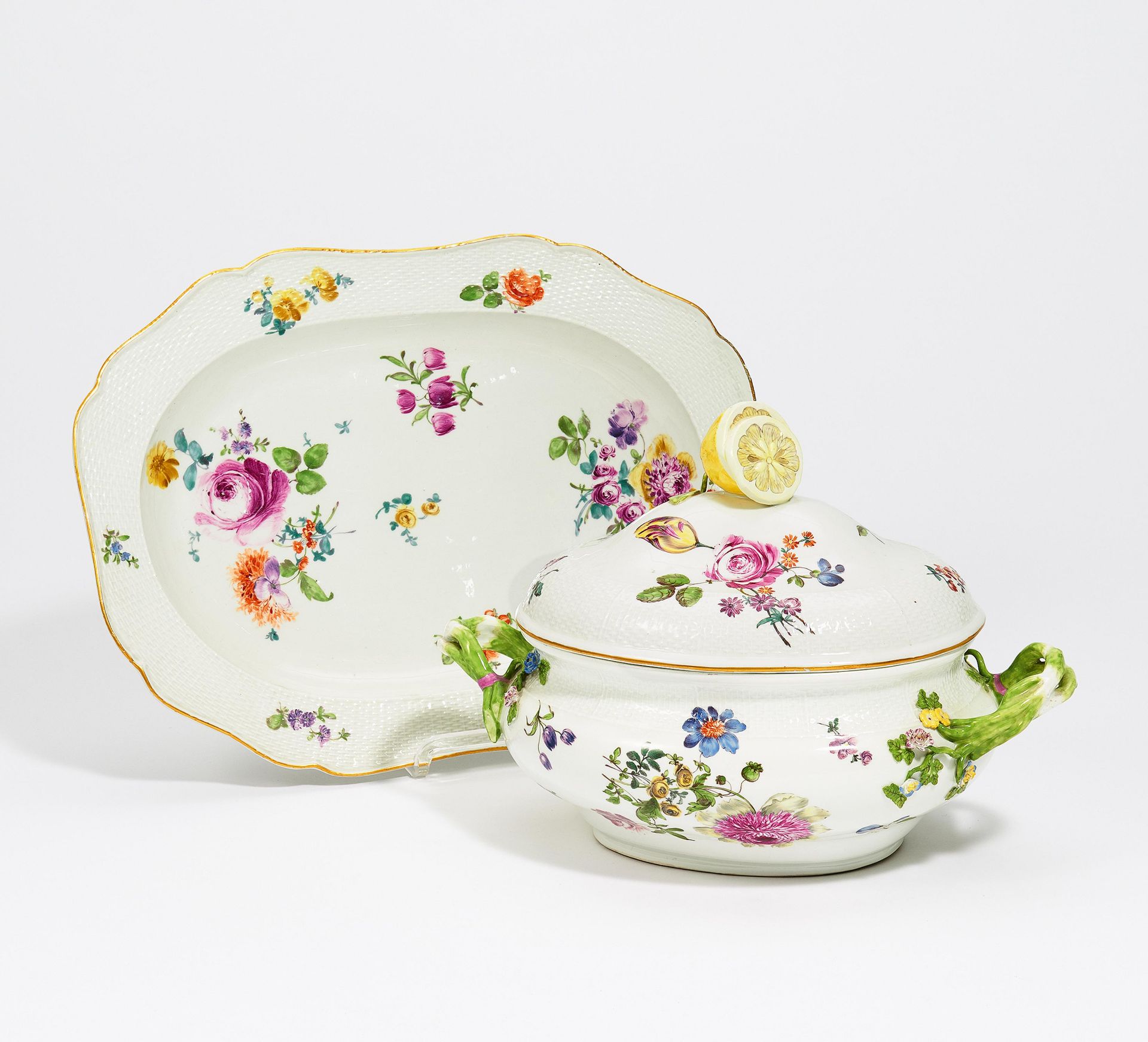 LARGE PORCELAIN TUREEN WITH FINIAL FORMED AS A LEMON. Meissen. Ca. 1760/70. Porcelain, decorated