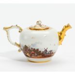 PORCELAIN TEAPOT WITH PANORAMIC LANDSCAPE. Meissen. Um 1735/40. Porzellan, farbig und gold