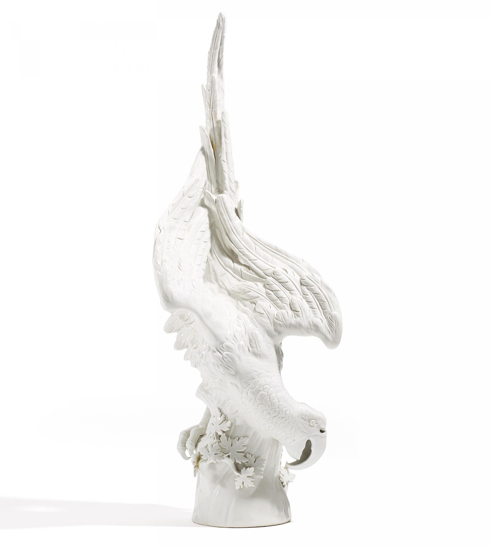 LARGE PORCELAIN FIGURINE OF A GREAT MACAW DECENDING A TREE. Meissen. 1978. Model J.J. Kaendler. - Bild 2 aus 5