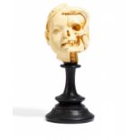 IVORY MEMENTO MORI HEAD. Germany. Wohl 19.Jh. Elfenbein geschnitzt. Holzständer. Kopf eines