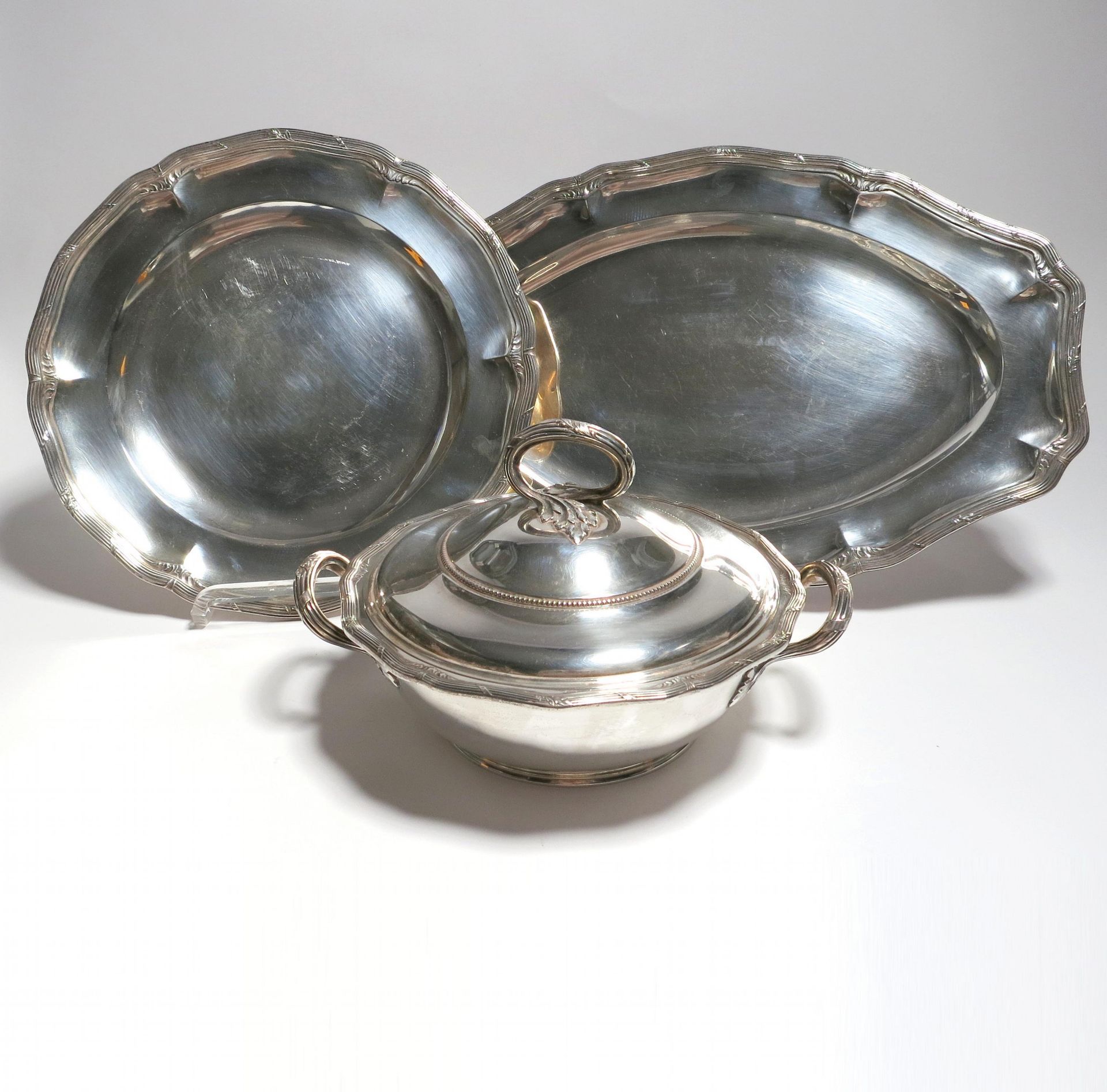 SMALL SILVER TUREEN AND TWO SERVING PLATES. Paris. 20th century. Emile Puiforcat. Silver. Edges each