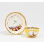 PORCELAIN TEA BOWL AND SAUCER WITH YELLOW FOND. Meissen. Um 1735/40. Porzellan, farbig und gold