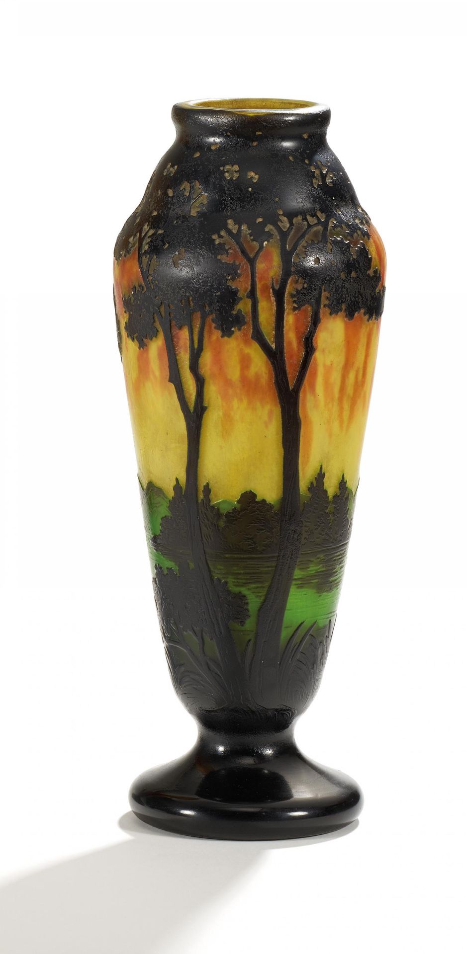 CLUB-SHAPED GLASS VASE WITH EVENING LANDSCAPE. Daum Frères. Nancy. Ca. 1918-25. Acromatic glass with - Bild 2 aus 2