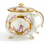 PORCELAIN CREAM BOWL WITH CHINOISERIES. Meissen. Ca. 1725/30. Porcelain, decorated in colours and