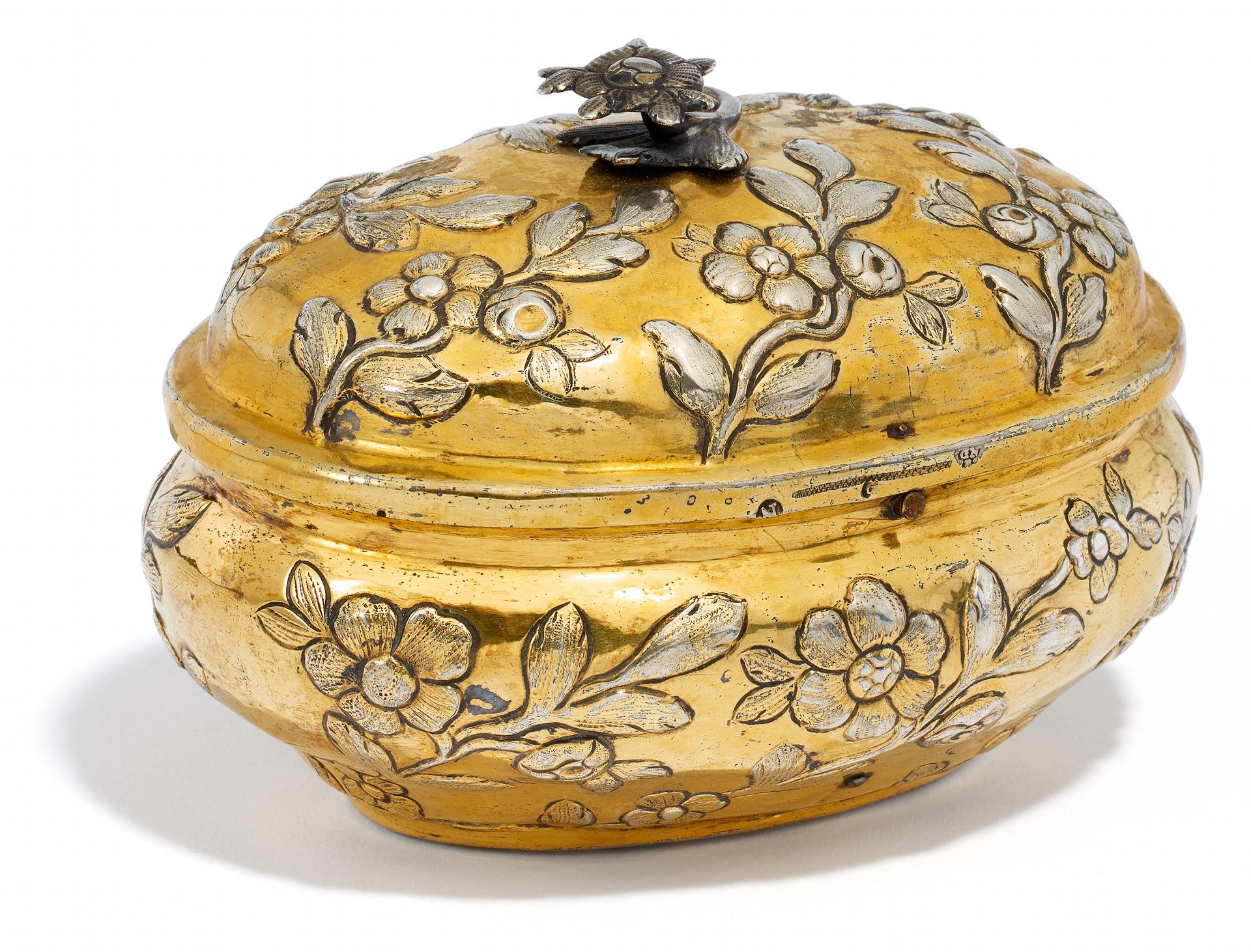 PARTLY GILDED SILVER SUGAR BOWL WITH BLOSSOMING TWIGS AND GOLD-PLATED INSIDE. Nuremberg. 1775-77.