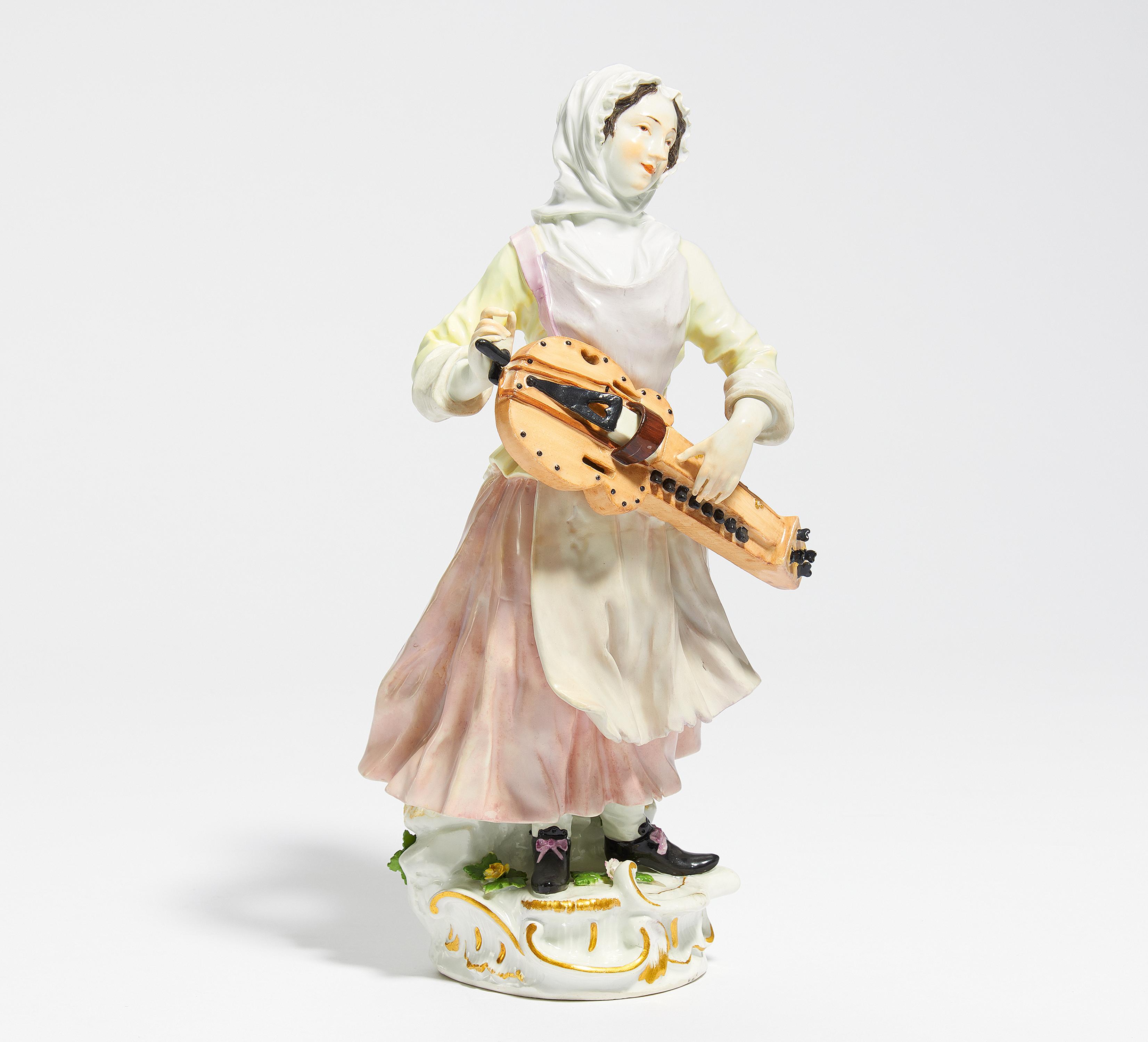 LARGE PORCELAIN FIGURINE OF A WOMAN PLAYING THE HURDY-GURDY. Meissen. 18th century. Model J.J.