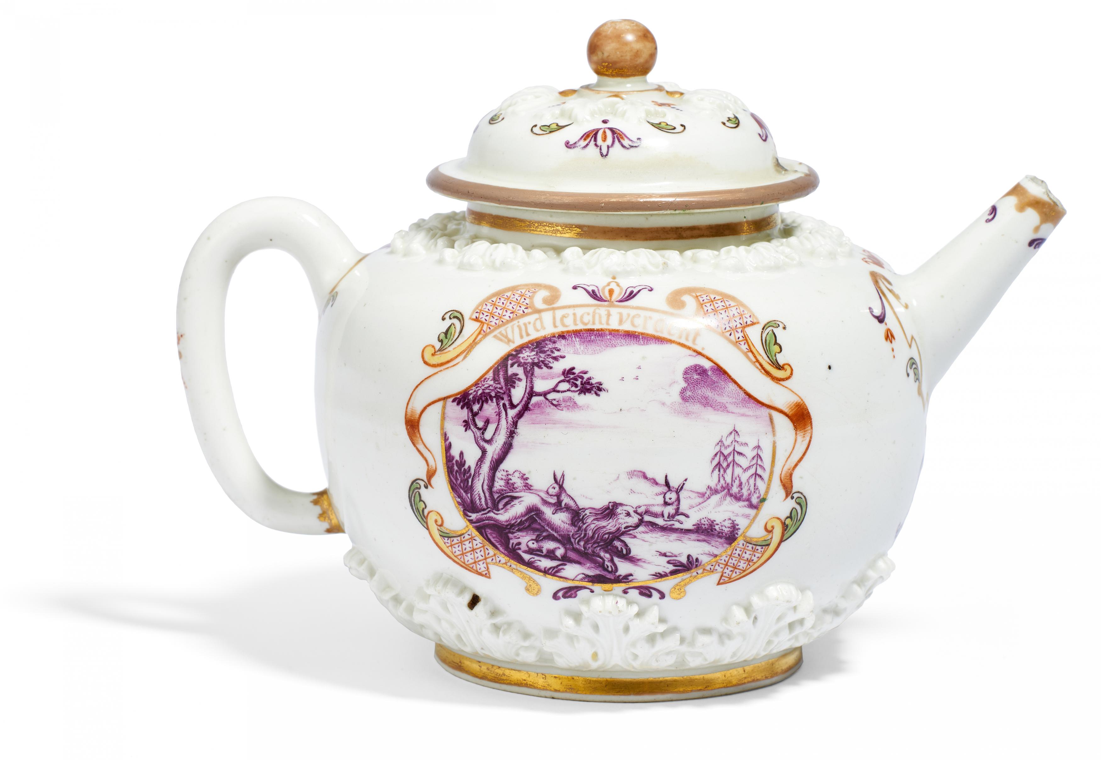 PORCELAIN TEAPOT WITH ACANTHUS RELIEF AND "HAUSMALER" DECOR. Meissen. Ca. 1720. Painting decor in - Image 2 of 3