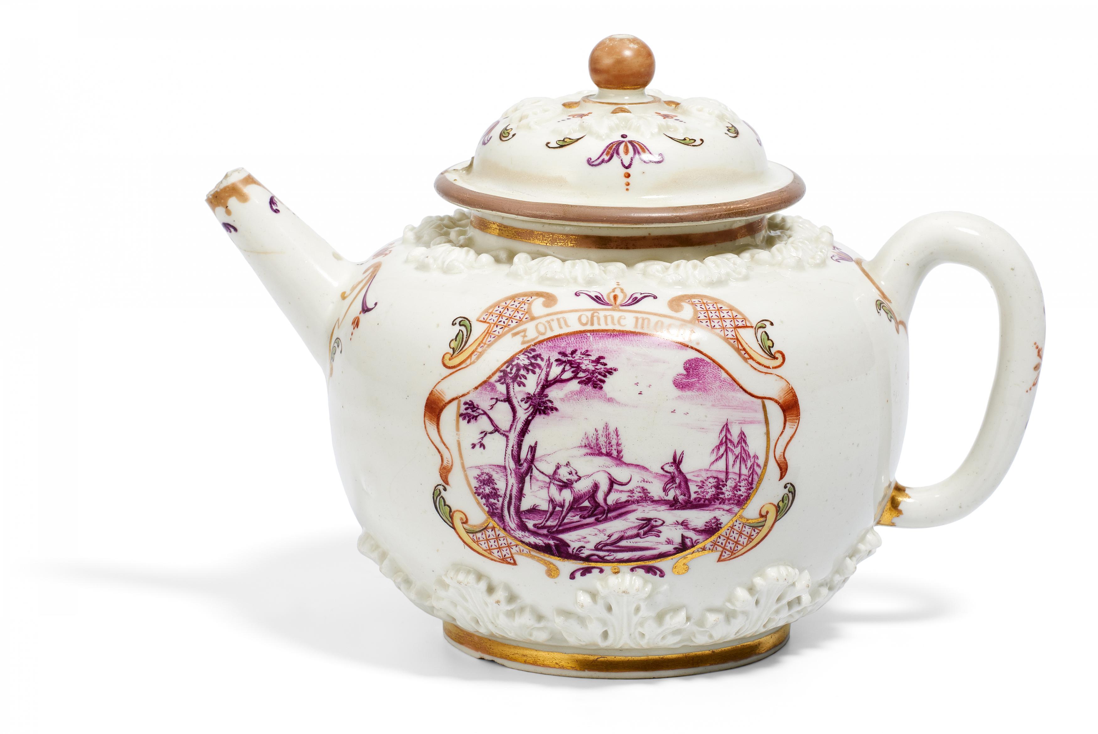 PORCELAIN TEAPOT WITH ACANTHUS RELIEF AND "HAUSMALER" DECOR. Meissen. Ca. 1720. Painting decor in