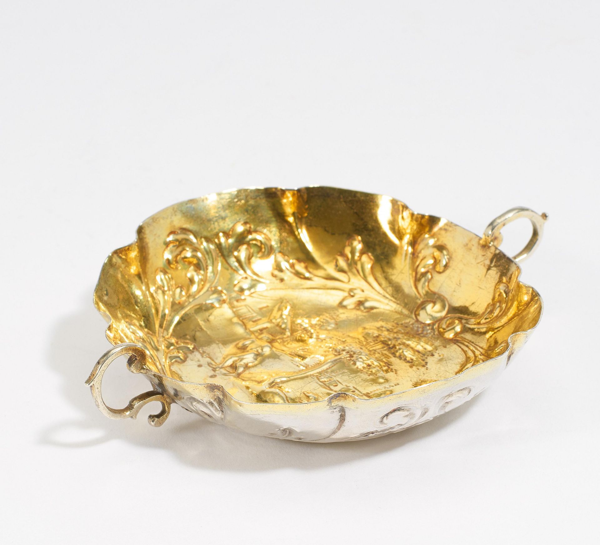 SILVER BRANDY BOWL WITH LANDSCAPE DEPICTION AND GOLD-PLATED INSIDE. Augsburg. Presumably 1695-99.