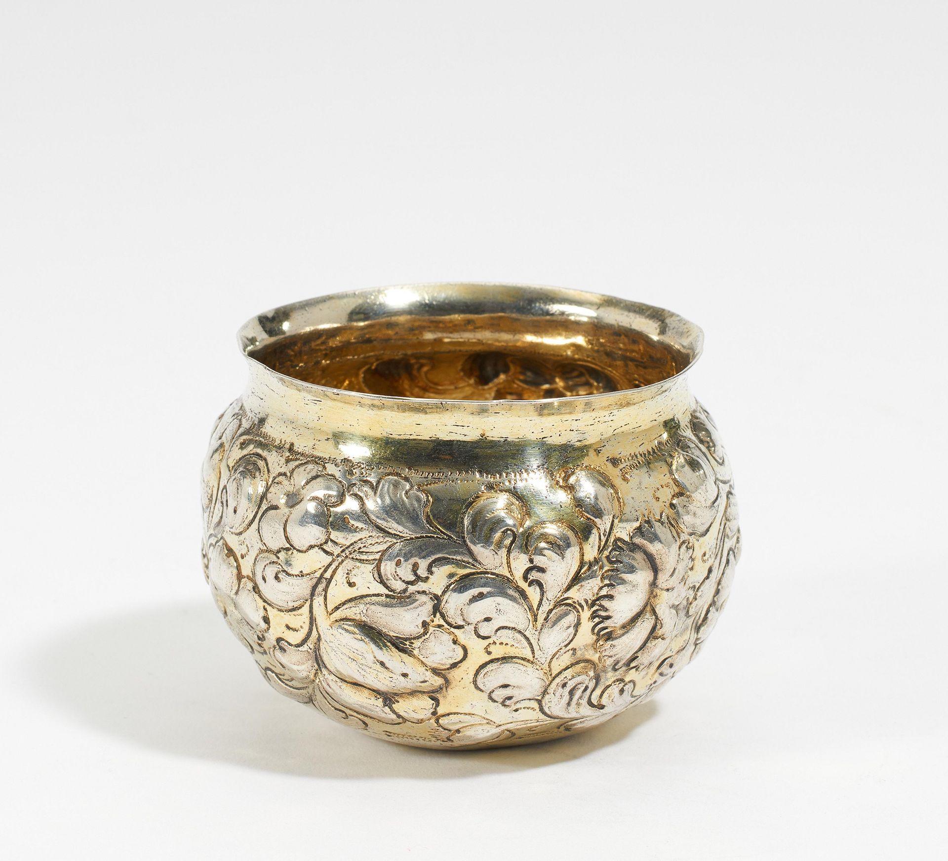 GILDED SILVER PALM CUP WITH FLOWER RELIEF. . 1650/1651-1657. Reinhold Rühl. Silver, gilded. Ca. 46g.