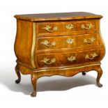 WALNUT ROCOCO COMMODE. Neuwied. Ca. 1755-60. Abraham Roentgen manufactory ascribed. Walnut and