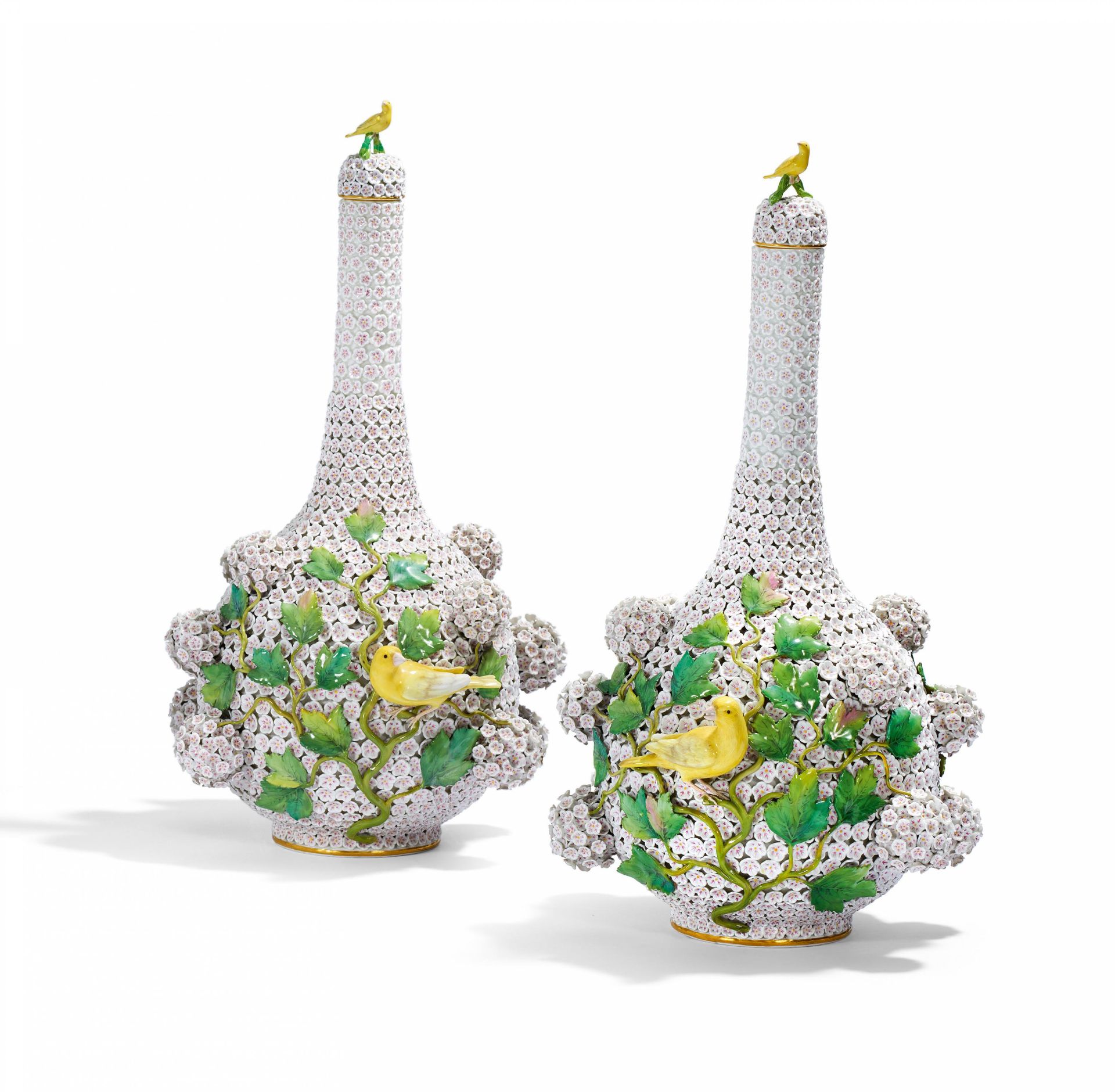 PAIR OF MAGNIFICENT BOTTLE-SHAPED "SCHNEEBALLEN" PORCELAIN VASES. Meissen. 19th century.