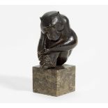 Scheibe, RichardChemnitz 1879 - 1964Sitzender Affe. 1924 (Entwurf). Bronze, dunkelbraun patiniert.