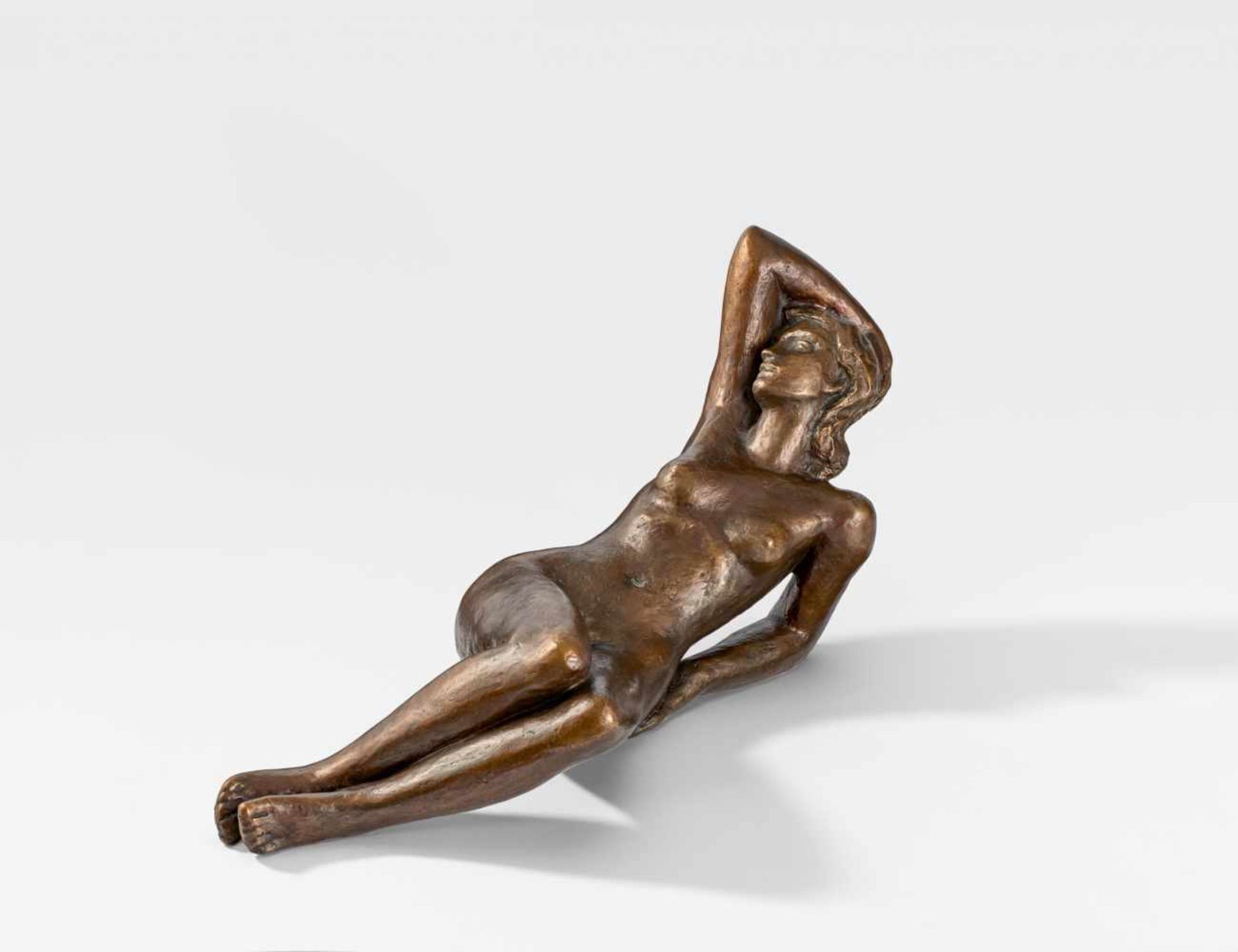 Klimsch, Fritz1870 Frankfurt a. M. - 1960 SaigLiegende. 1952 (design). Bronze, brown patinated. 29.5