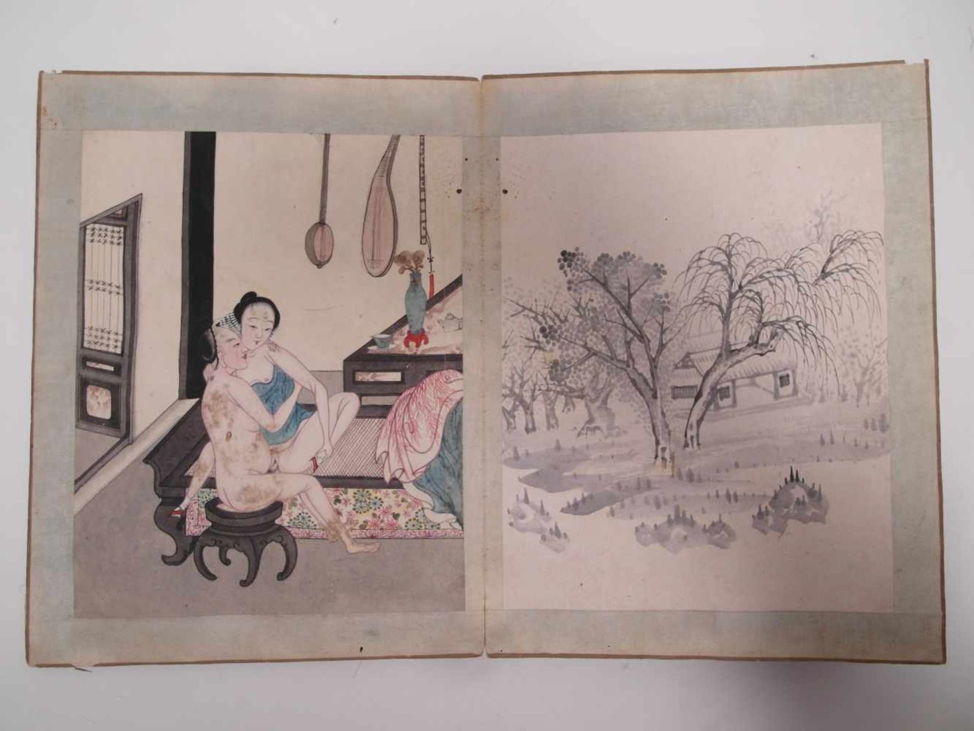 FANFOLD BOOK WITH 18 EROTIC AND 18 BLACK INK PAINTINGS. China. Qing dynasty. 18th/19th c. Ink, - Bild 13 aus 17