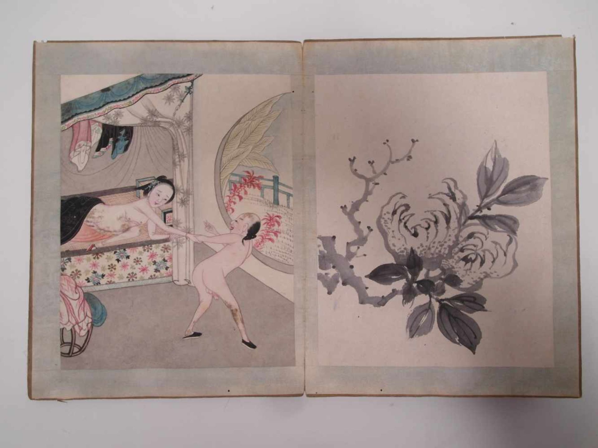 FANFOLD BOOK WITH 18 EROTIC AND 18 BLACK INK PAINTINGS. China. Qing dynasty. 18th/19th c. Ink, - Bild 12 aus 17