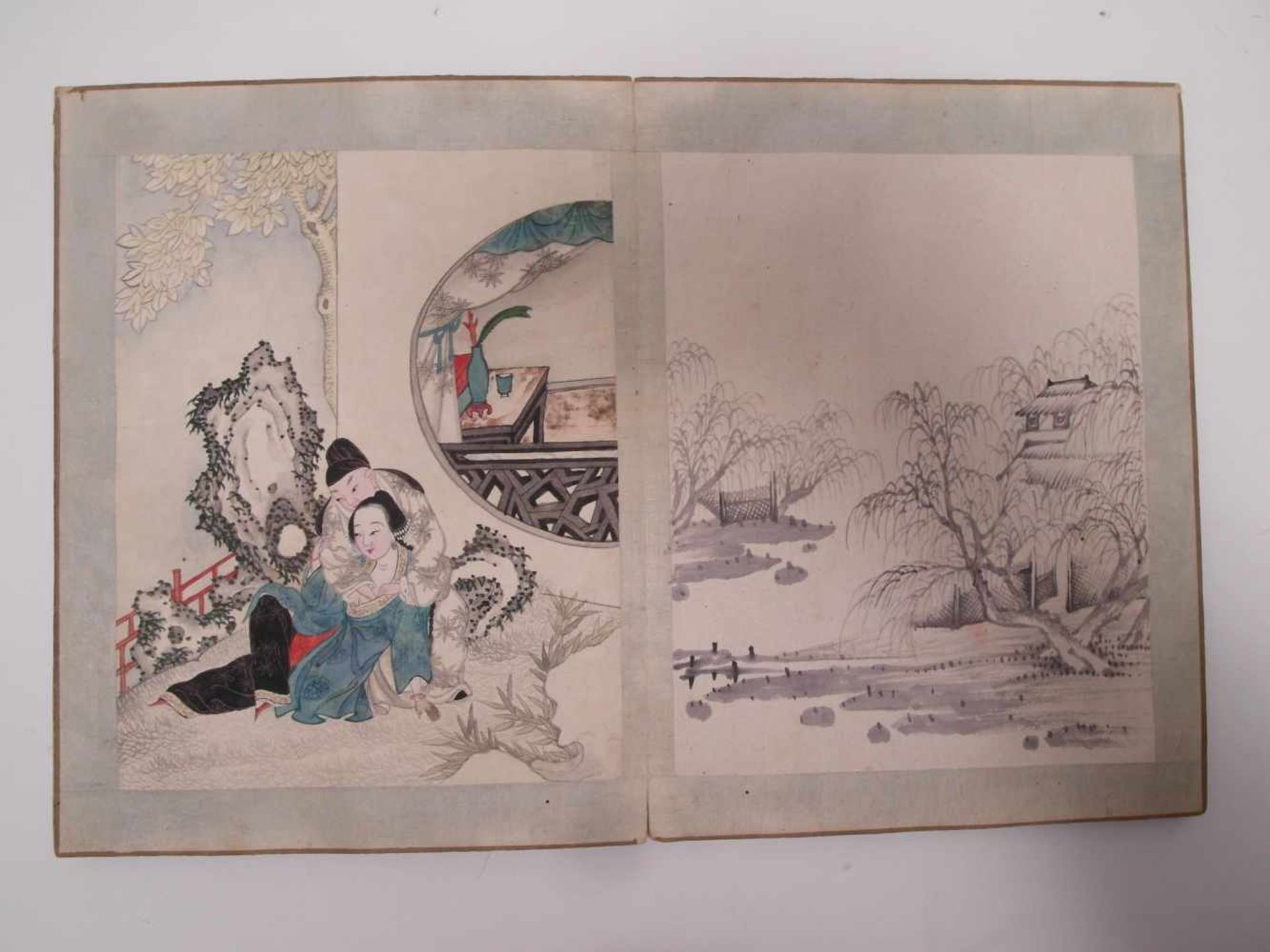 FANFOLD BOOK WITH 18 EROTIC AND 18 BLACK INK PAINTINGS. China. Qing dynasty. 18th/19th c. Ink, - Bild 5 aus 17