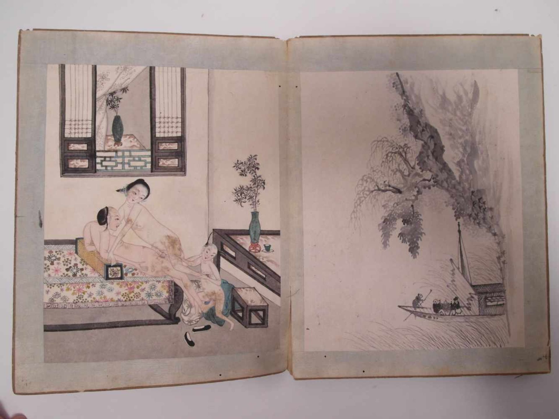 FANFOLD BOOK WITH 18 EROTIC AND 18 BLACK INK PAINTINGS. China. Qing dynasty. 18th/19th c. Ink, - Bild 14 aus 17