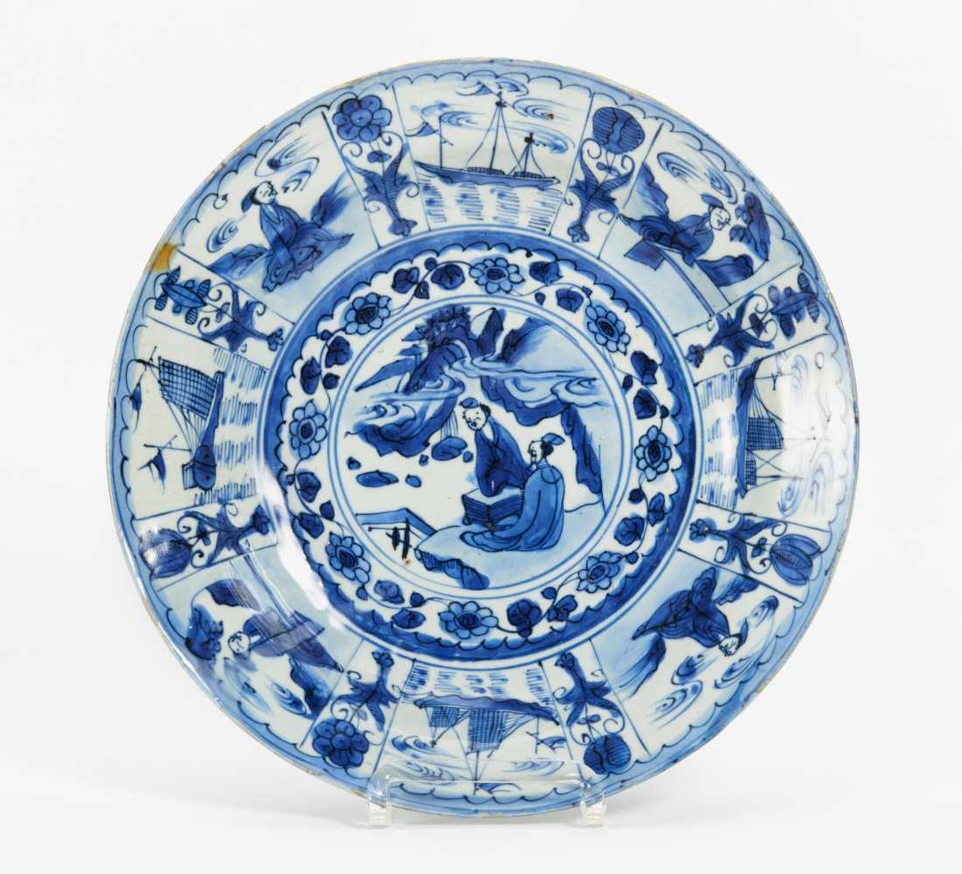 KRAAK DISH WITH SCHOLARS. China. Ming dynasty. 17th c. Porcelain painted underglaze blue. H.5.7cm, Ø