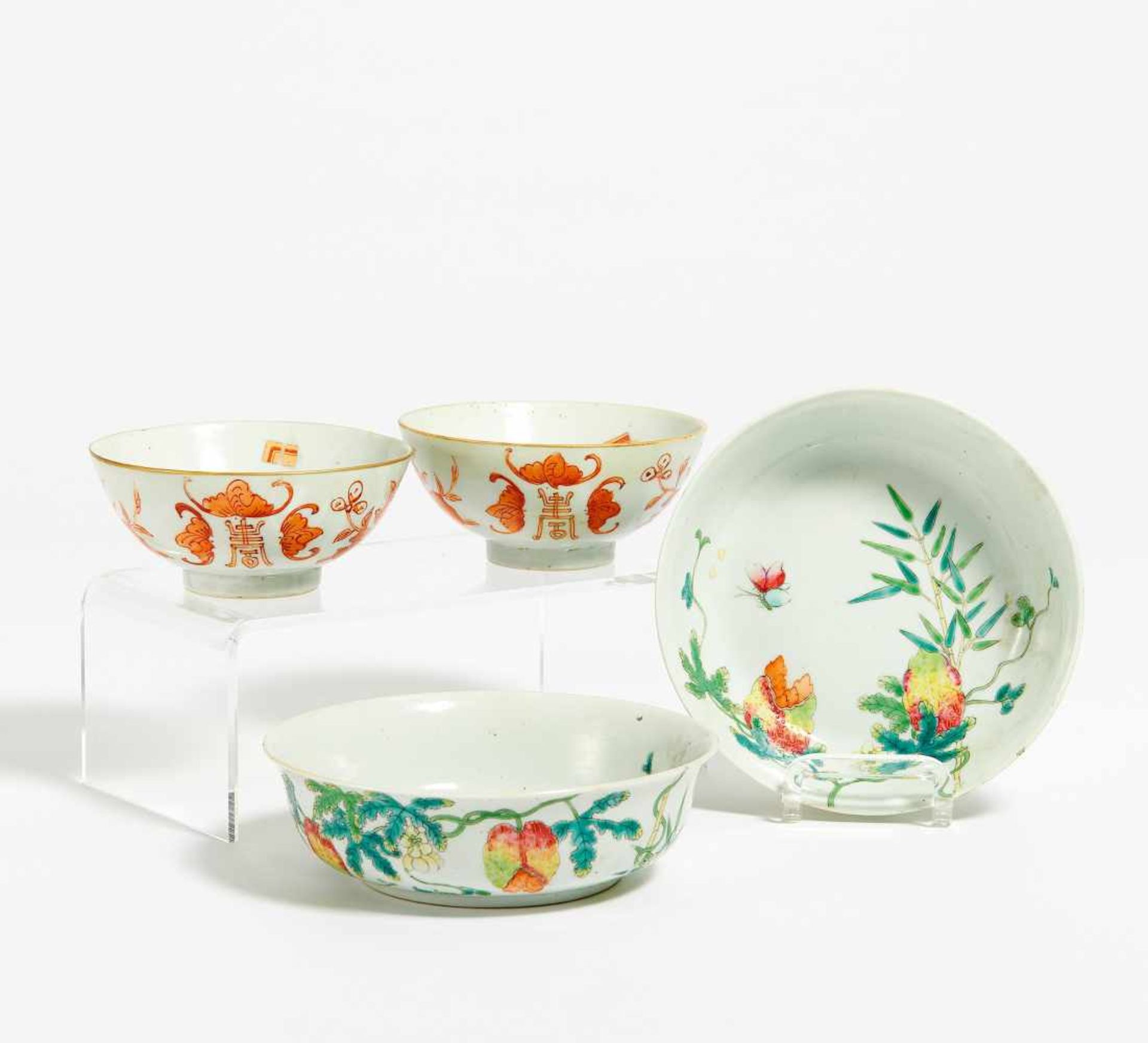 TWO PAIRS OF SMALL BOWLS WITH FRUITS. China. 19th/20th c. Porcelain, painted with enamel in iron