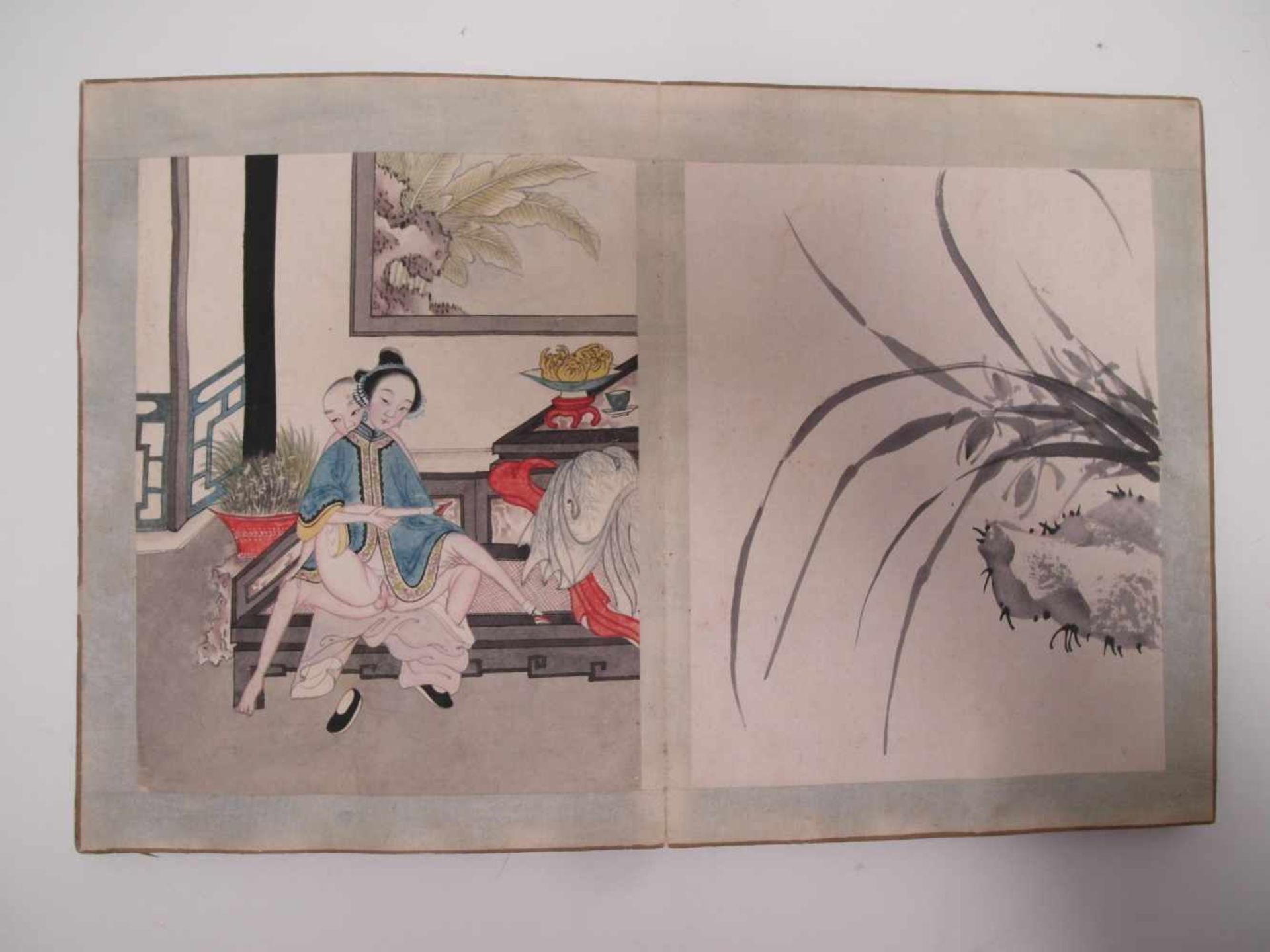 FANFOLD BOOK WITH 18 EROTIC AND 18 BLACK INK PAINTINGS. China. Qing dynasty. 18th/19th c. Ink, - Bild 7 aus 17