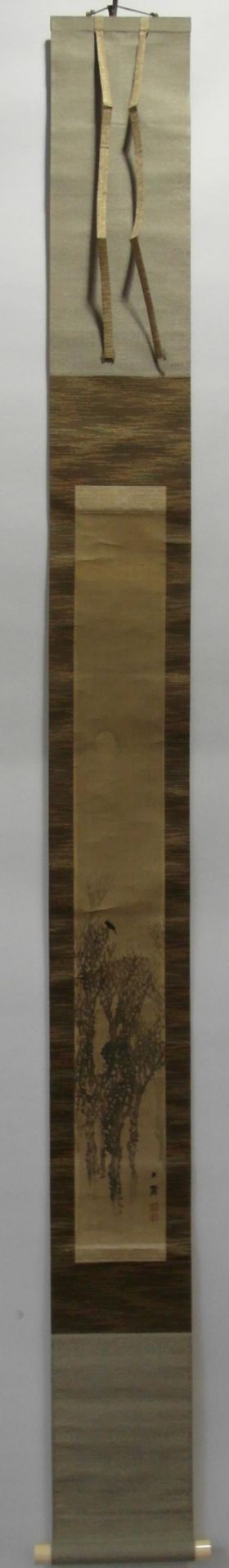 THREE HANGING ROLLS. Japan. 19th/20th c. Ink and colors on silk resp. paper. Mounted as hanging - Bild 3 aus 4