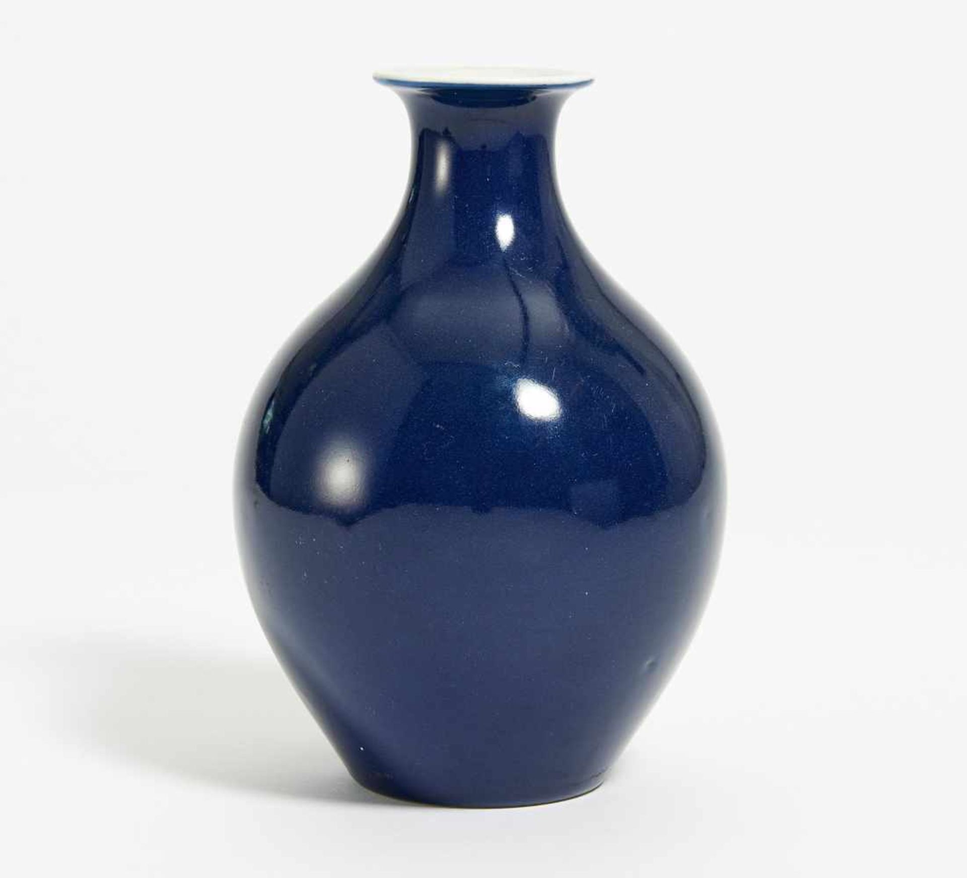 BULBOUS SACRIFICIAL BLUE VASE. China. Qing dynasty (1644-1911). Porcelain, glazed monochrome dark