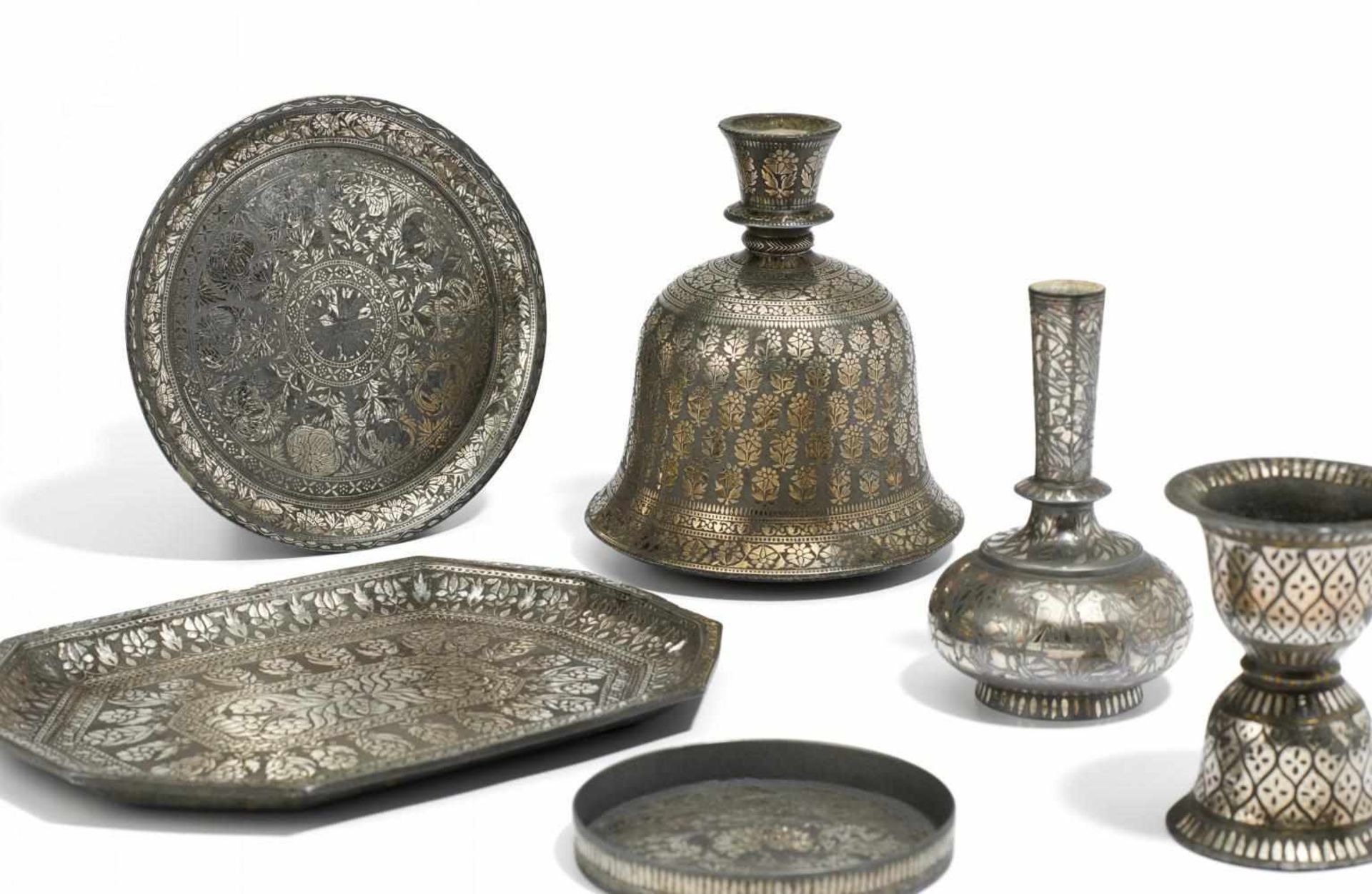 HUQQA BASES, SPITTOON AND PAAN DISH. India. 18th/19th c. Bidri ware. Bronze with silver inlay. Two - Bild 2 aus 2