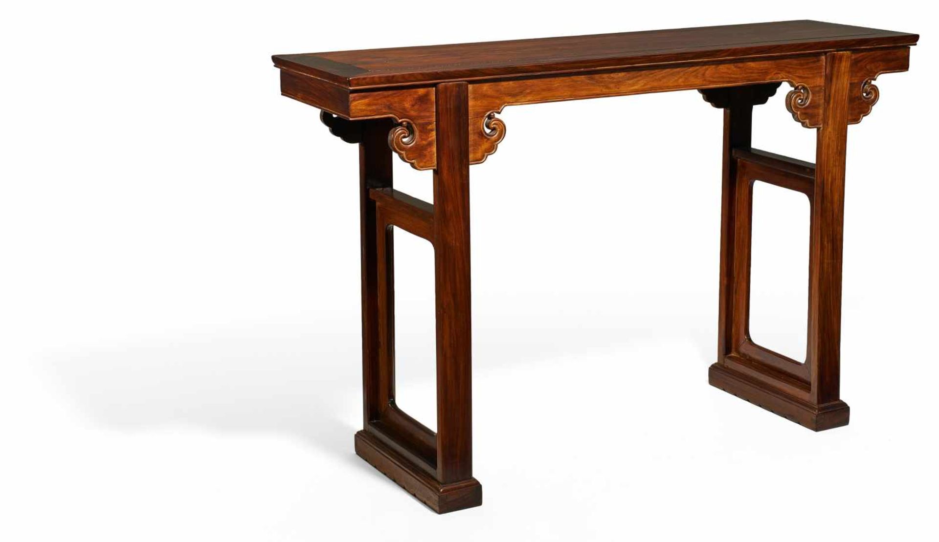 ELEGANT ALTAR TABLE WITH RUYI. China. Qing dynasty (1644-1911). Dark hardwood (rosewood, hualimu)