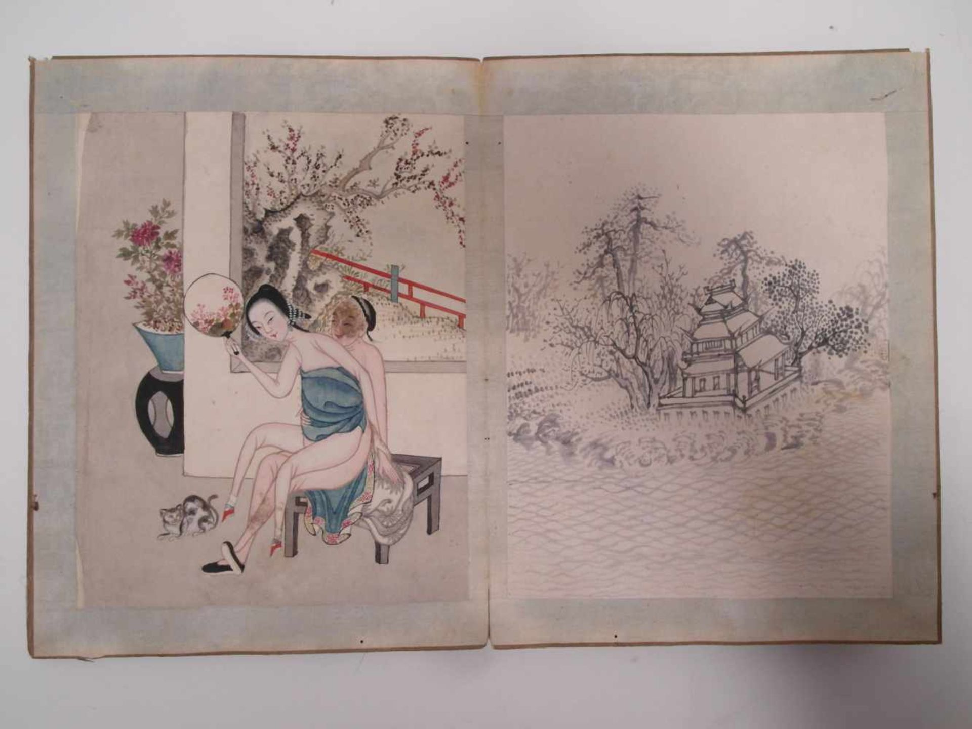 FANFOLD BOOK WITH 18 EROTIC AND 18 BLACK INK PAINTINGS. China. Qing dynasty. 18th/19th c. Ink, - Bild 11 aus 17