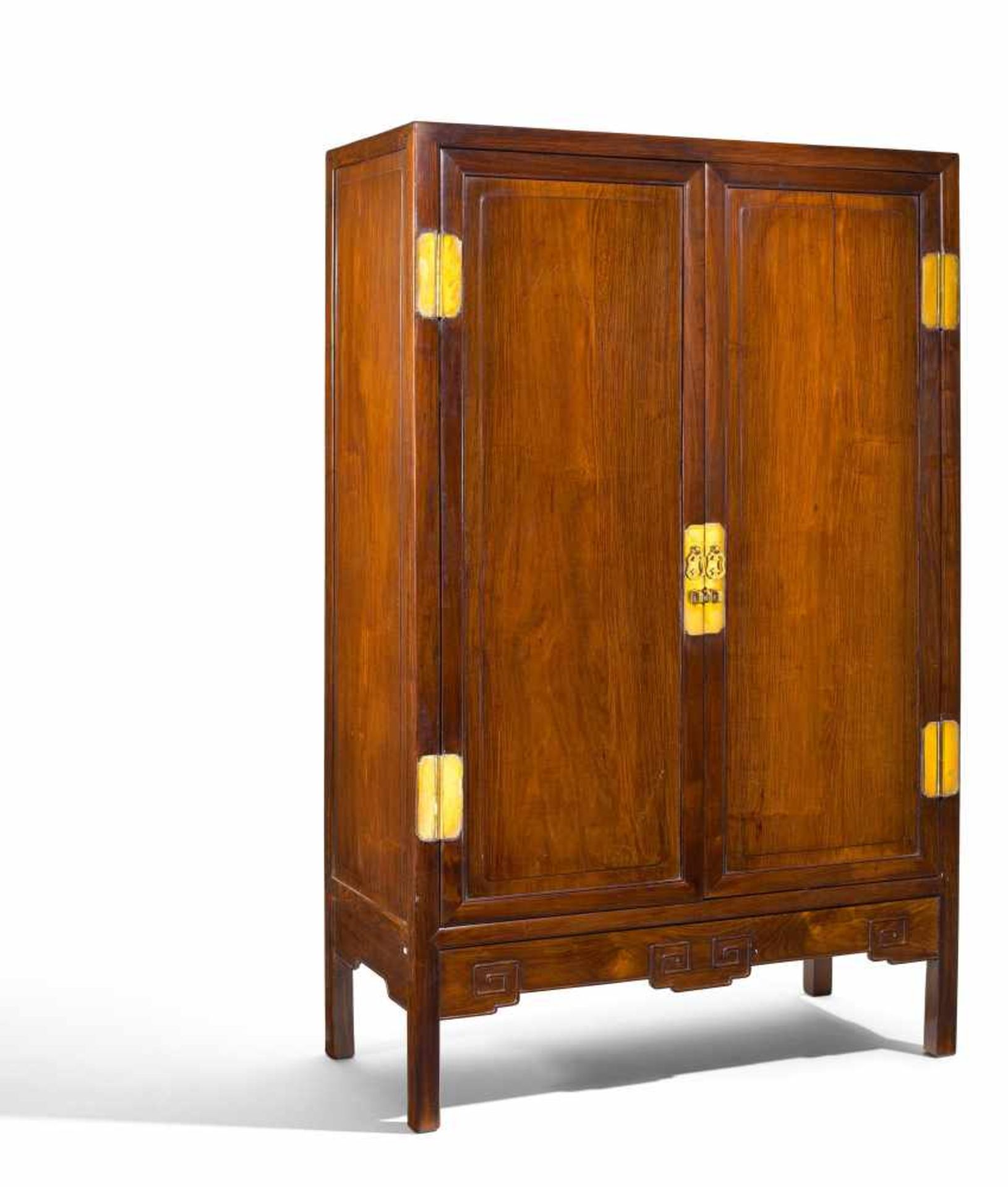 LARGE CABINET WITH DOUBLE DOORS AND INSIDE DRAWERS. China. Qing dynasty (1644-1911). Hardwood (